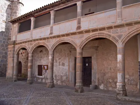 fachada con soportal
