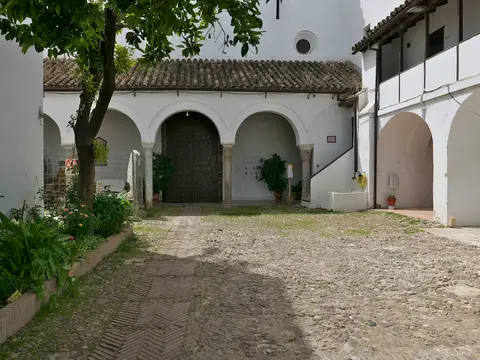 compás (patio de entrada) del convento, con las galerías de arcos