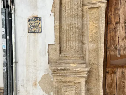 portada de la iglesia con el panel de azulejos