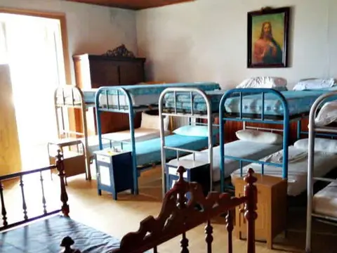 dormitorio colectivo con literas