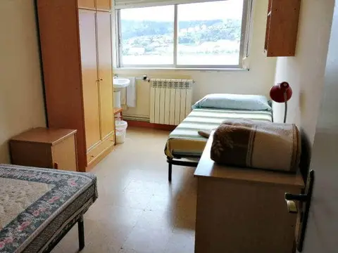 habitación con dos camas individuales y ventana a la ría