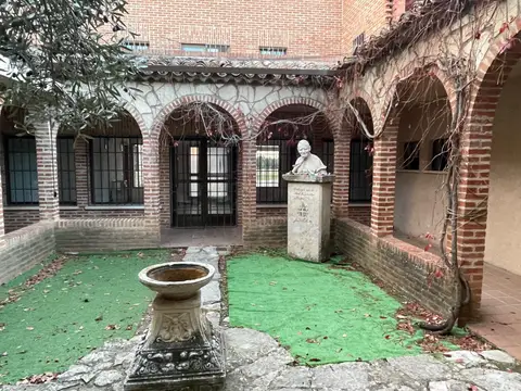 claustro interior del monasterio, con el busto de Juan Pablo II
