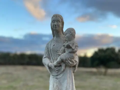 imagen de la Virgen con el Niño en la finca del campamento