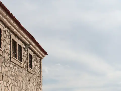 fachada de piedra del edificio del albergue