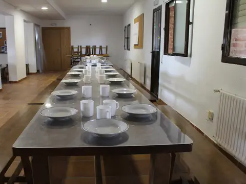 comedor del albergue con la mesa puesta