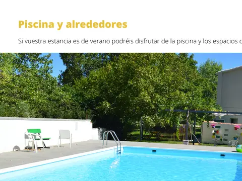la piscina y los alrededores de la finca