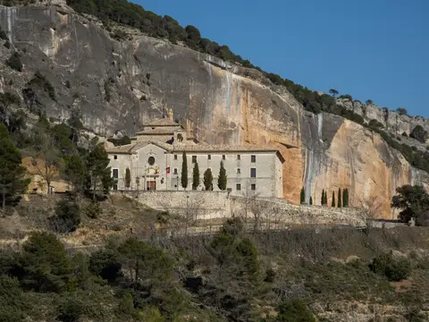 el convento al pie del farallón, desde el valle