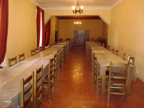 el comedor del convento con las mesas corridas