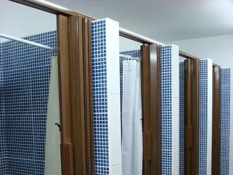 las duchas de la zona de servicios y baños