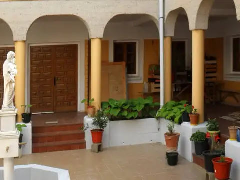 porche de arcos y macetas a la entrada