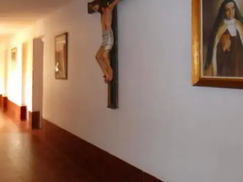 pasillo interior con el crucifijo