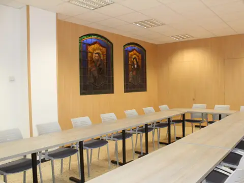 sala de reuniones con vidrieras