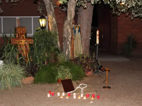 jardín con crucifijo, de noche