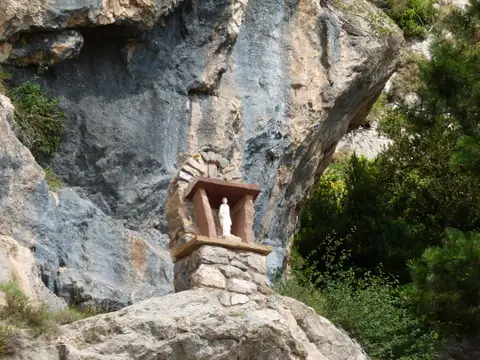 capilla en la roca