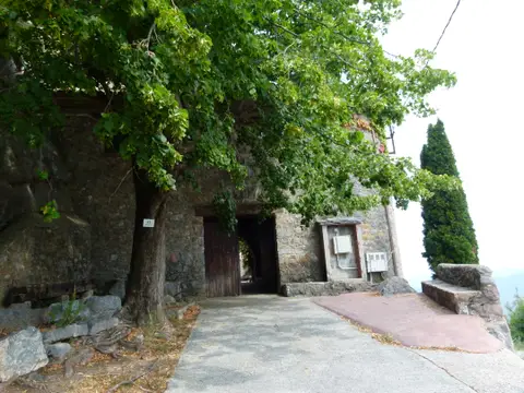 acceso al conjunto del santuario