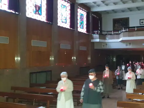 nave de la capilla de la casa, con vidrieras y tribuna