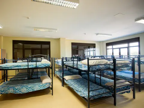 dormitorio de literas del albergue