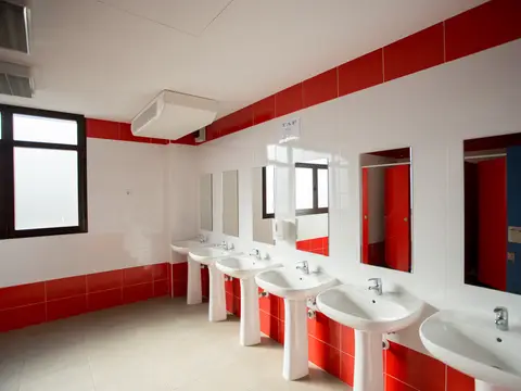 banos del albergue con los lavabos