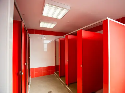 duchas y cabinas del albergue