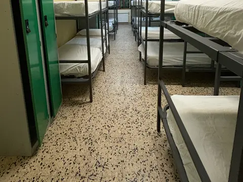 otro dormitorio del albergue, con las taquillas