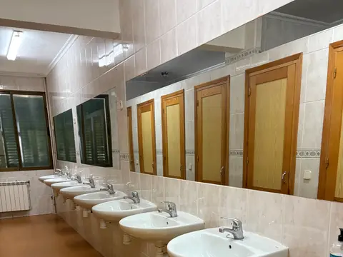 aseos y lavabos del albergue
