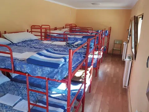 habitacion del albergue con las literas