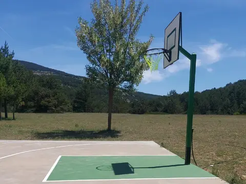 campo multideporte de la finca, con la sierra al fondo