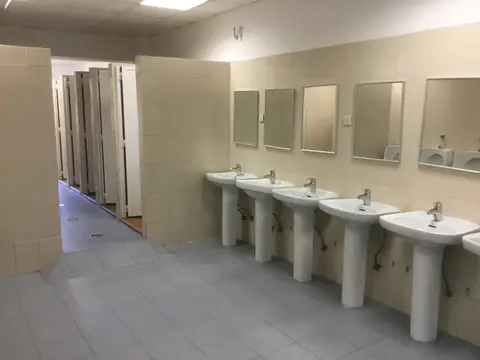 sala de aseos y lavabos del albergue