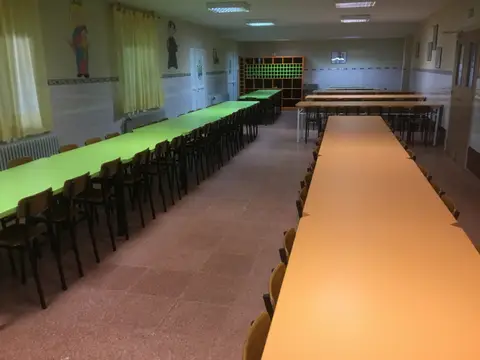 comedor del albergue con las mesas corridas