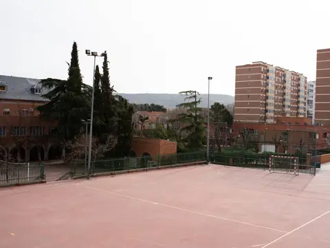 campos de deportes de la casa salesiana, con el edificio del colegio al fondo (imagen de cabecera de la pagina del albergue)