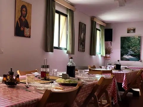 comedor de la Casa de Acogida con las mesas puestas