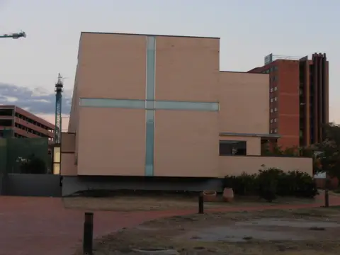 exterior de la capilla-oratorio, con la cruz de vidrio de la fachada