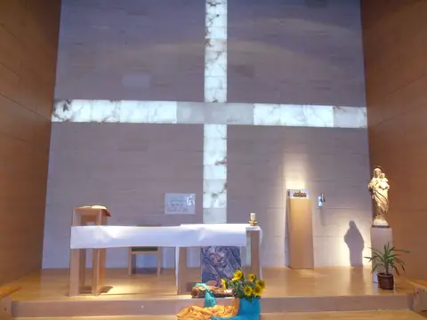 interior de la capilla-oratorio con el altar