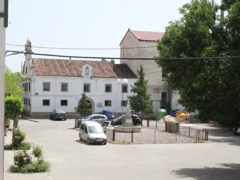 la plaza del Convento con el edificio del Centro Misionero al fondo