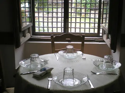 mesa del comedor de la hospederia, en el locutorio