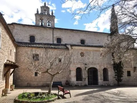 fachada del monasterio desde el atrio, con la torre