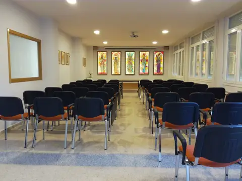 sala de la residencia con vidrieras
