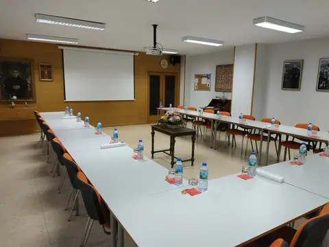 sala de reuniones de la residencia, con las mesas en U