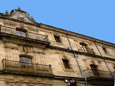 otra vista de la fachada larga del edificio