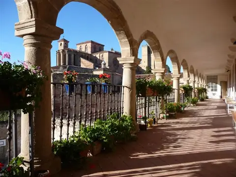 galeria porticada interior de la casa, con las macetas
