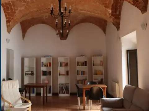 sala común abovedada, con estanterías y butacas (recorte del cartel de la diócesis)
