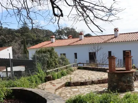 jardín y patio del albergue (recorte del cartel de la diócesis)