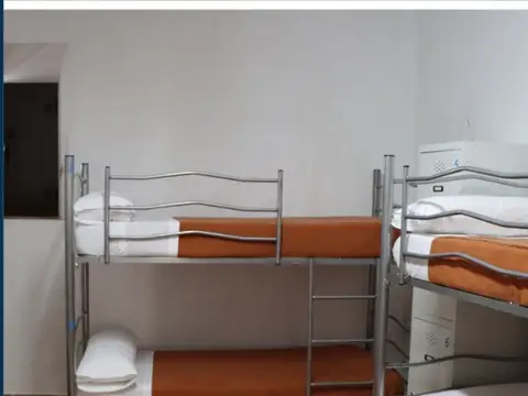 dormitorio con literas (recorte del cartel de la diócesis)