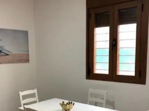 comedor de uno de los apartamentos (recorte del cartel de la diócesis)