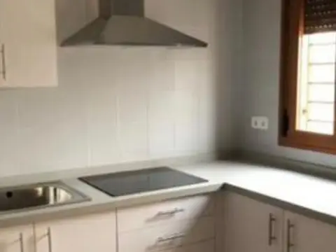 cocina de uno de los apartamentos (recorte del cartel de la diócesis)