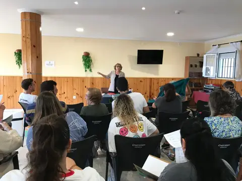 sala de conferencias interior, durante un encuentro de Cursillos de Cristiandad