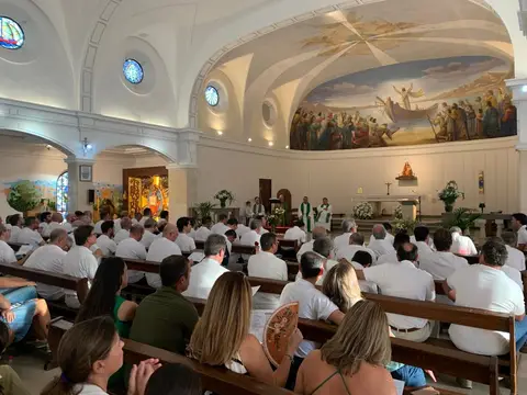 altar de la capilla del Seminario con celebrantes, durante un retiro