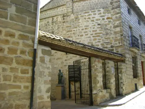 entrada principal con porche de piedra