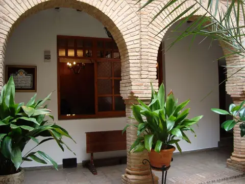 soportal de entrada con plantas