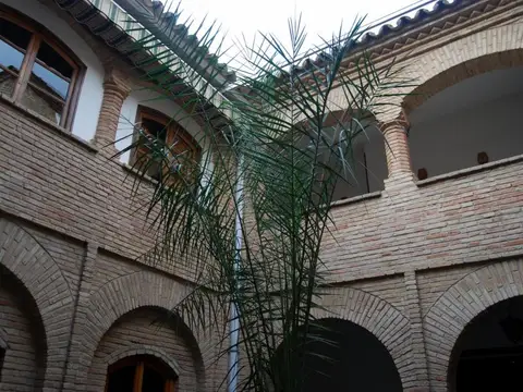 patio interior con arcos de ladrillo